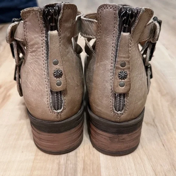 Dromedaris Kelsy short summer ankle boots in a pearl leather Size 38/8